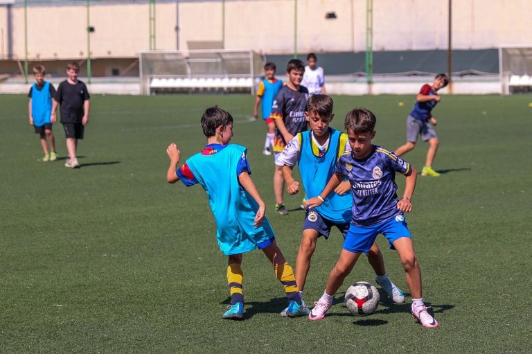 Bucalı minik kramponlar futbol eğitiminde