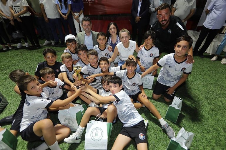 ‘Ferdi Zeyrek’ U-12 Cup’ta şampiyon çocuklar