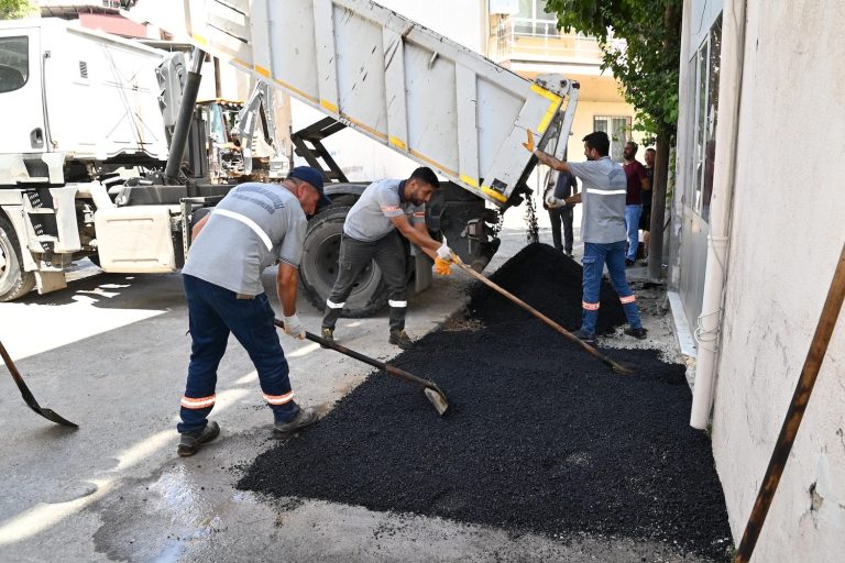 Karabağlar’da yol çalışmaları hız kesmeden devam ediyor