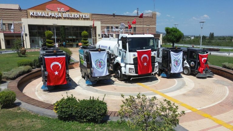 Yeni yol süpürme araçlarını kadınlar kullanacak