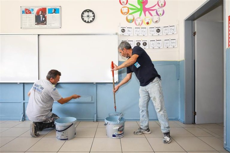 Narlıdere Belediyesi’nden okullara bakım onarım desteği