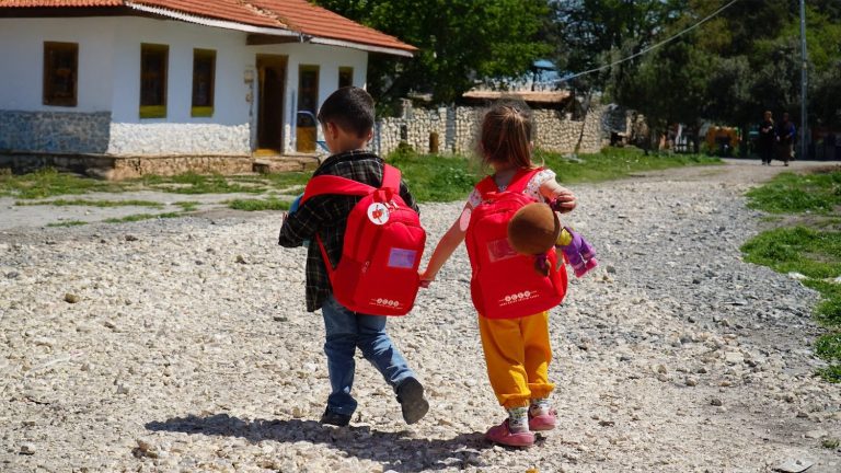 AÇEV’den okulun ilk gününde çocuklara destek