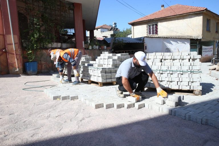 Çiğli’de yol ve park çalışmaları hız kesmeden sürüyor