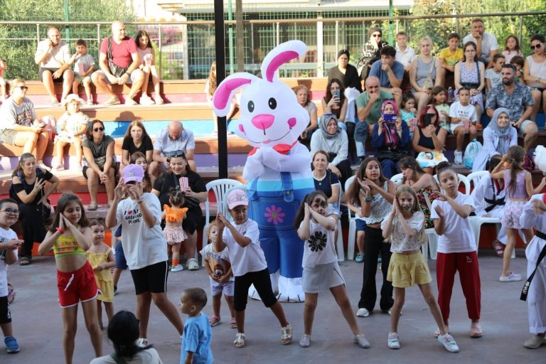 Seferihisar Çocuk Şenliği, spordan sanata miniklerin yüzünü güldürdü