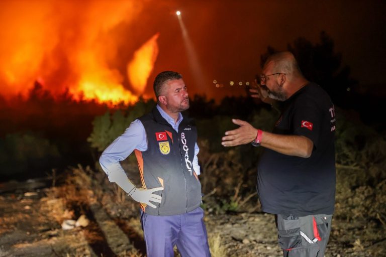Buca, tüm gece alevlerle mücadele etti