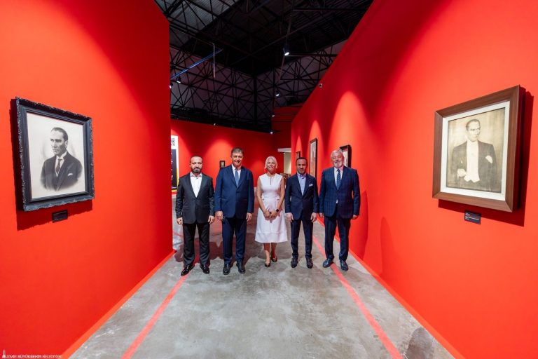 Atatürk ve Refik Anadol sergileri İzmirliler ile buluşuyor