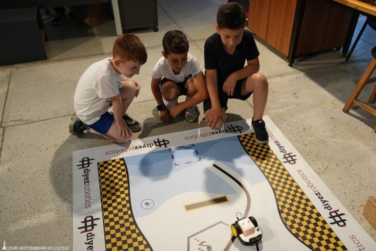 İzmirli çocuklar robotik dünyasıyla tanıştı