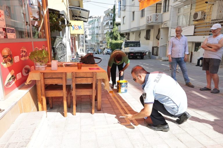 Konak’ta kaldırım işgaline sarı çizgi