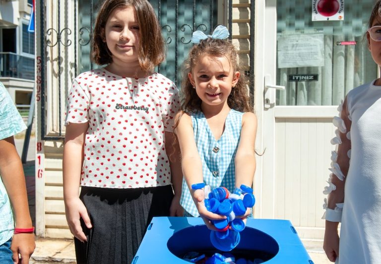 Karşıyakalı çocuklardan ‘Mavi Kapak’ projesine tam destek
