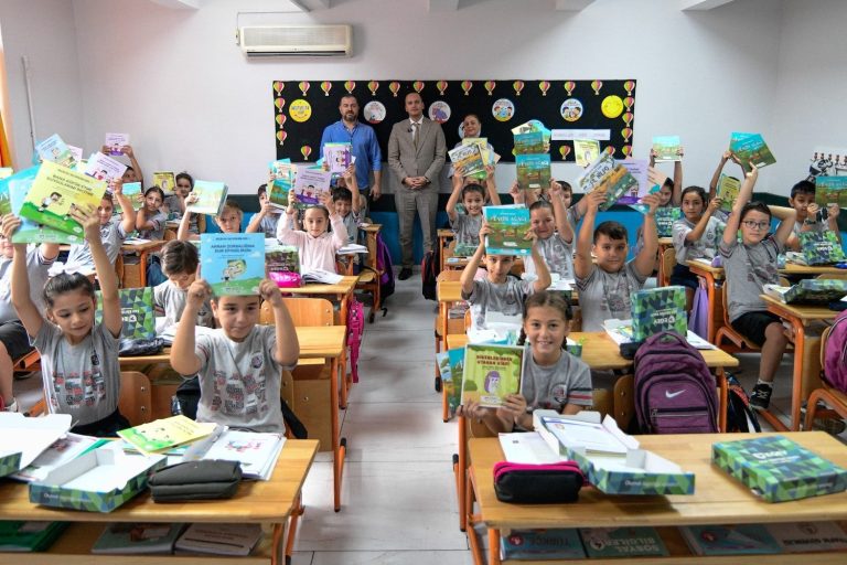 Kırtasiye desteği Bornova Belediyesi’nden hayaller çocuklardan