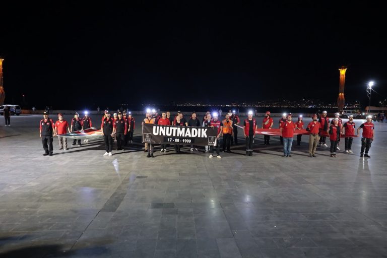 Konak’ta 17 Ağustos Marmara Depremi anısına ‘Sessiz Yürüyüş’