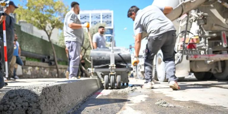 Mustafa Kemal Caddesi, bordür makinesi ile yenileniyor