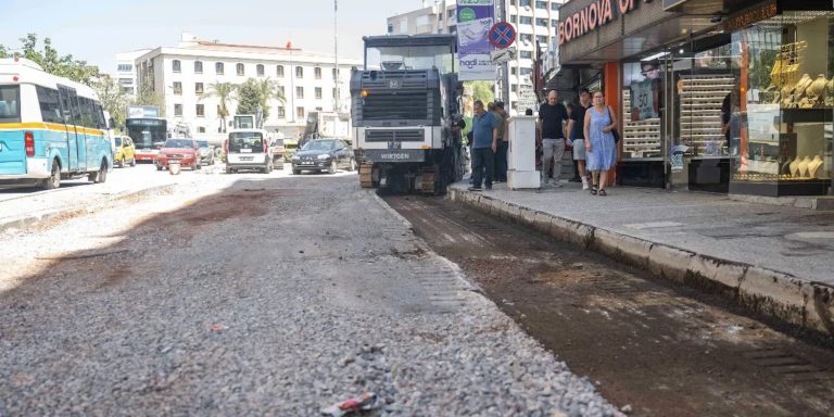 Bornova Belediyesi üstyapı çalışmalarıyla caddeleri yeniliyor