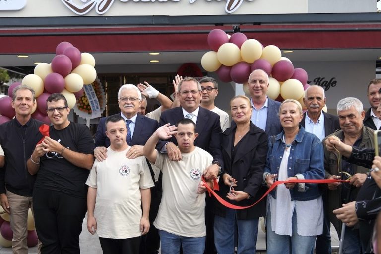 Ayvalık’ta ilk Engelsiz Kafe hizmete açıldı