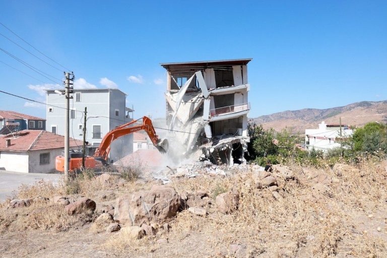 Bayraklı’da 5 katlı kaçak yapı yıkıldı