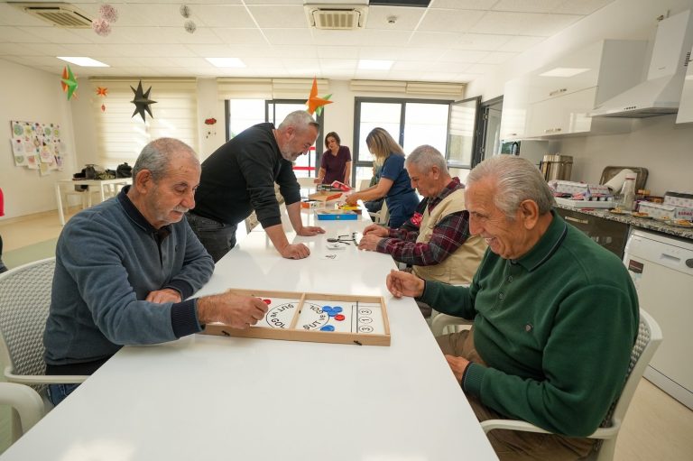 Gaziemir Belediyesi’nin Alzheimer Merkezi’nin aktiviteleri devam ediyor