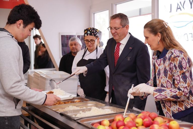 Ayvalık’ta öğrenci Kent Lokantası’nda 3 çeşit yemek 30 TL
