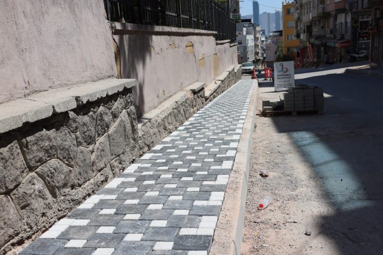Bayraklı’da yol yenileme çalışmaları hız kesmiyor