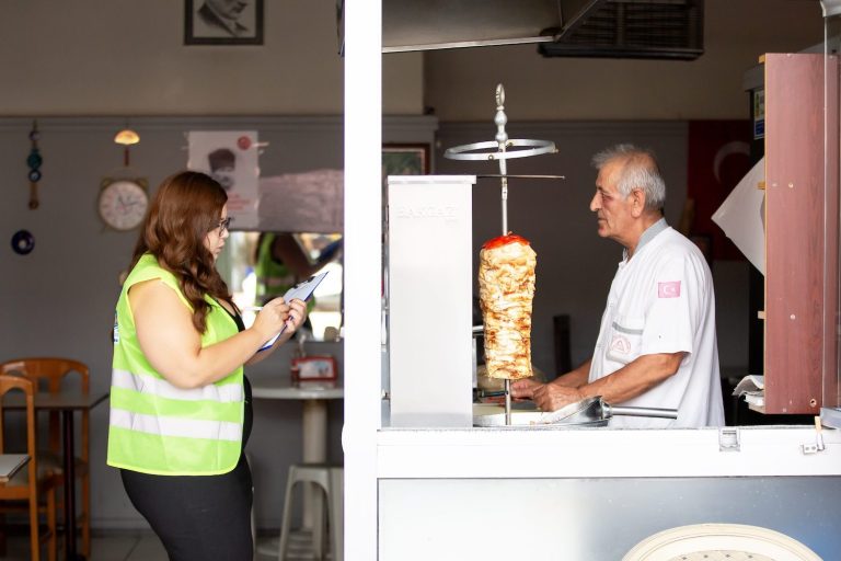 Narlıdere’nin ‘Esnaf Masası’ hizmeti genişletildi