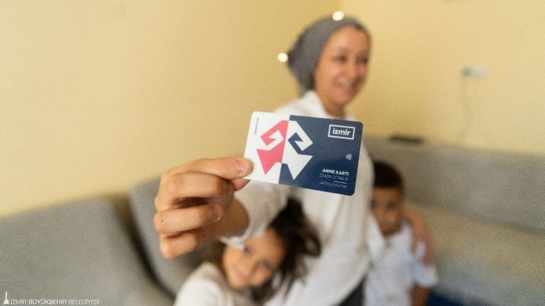 Anne Kart sayesinde çocuklarıyla sokağa çıkabiliyorlar