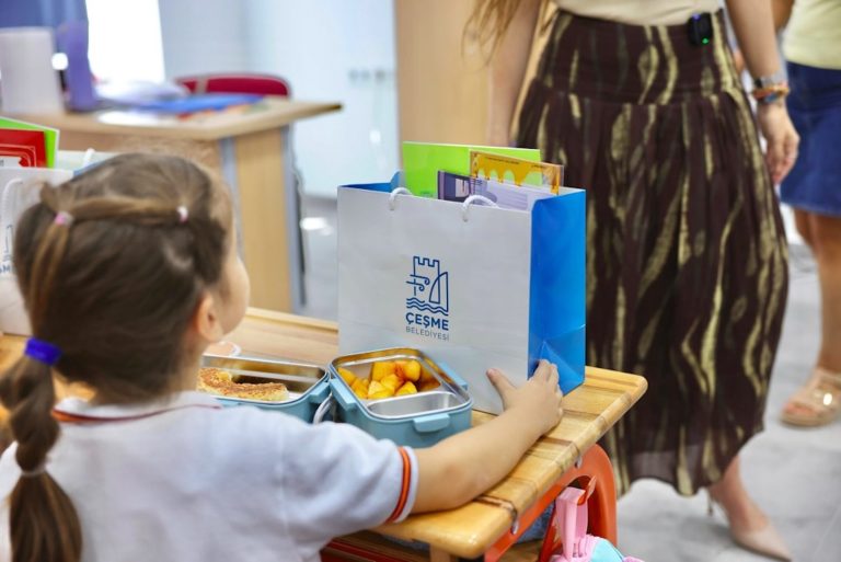 Çeşme’den ilkokula başlayan öğrencilere hoşgeldin hediyesi