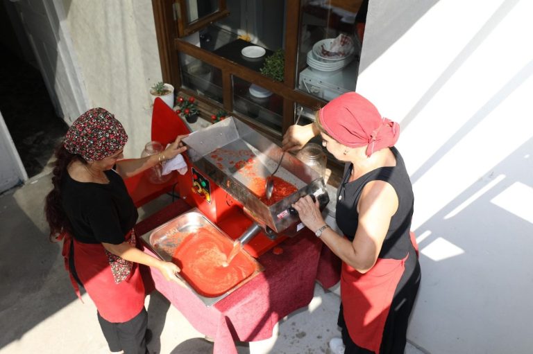 Narlıdereli kadınlar, üreterek yerel kalkınmaya katkı sunuyor