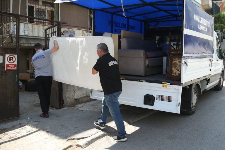 Konak’ta ‘Evden Eve Dayanışma’ devam ediyor