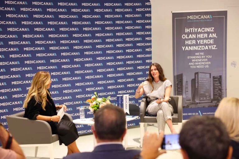 ‘Sezonun Hikâyesi: Çeşme’de Yaz’ söyleşisi Arkas Sanat Alaçatı’da yapıldı