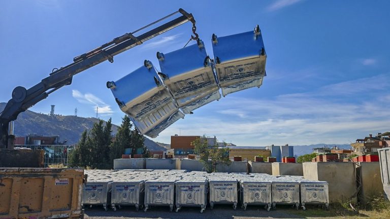 Karşıyaka’ya 460 adet yeni çöp konteyneri