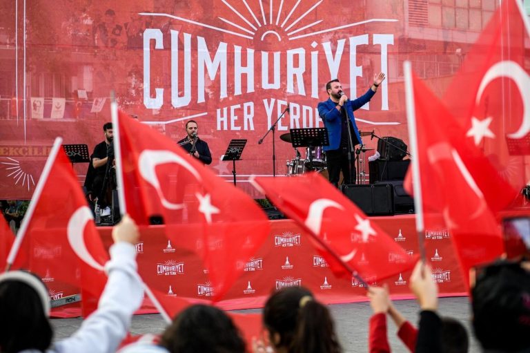 İzmir’i cumhuriyet heyecanı sardı