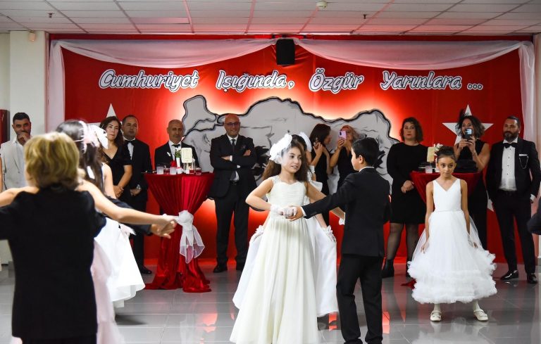 Cumhuriyet’in çınarları geleneksel baloda