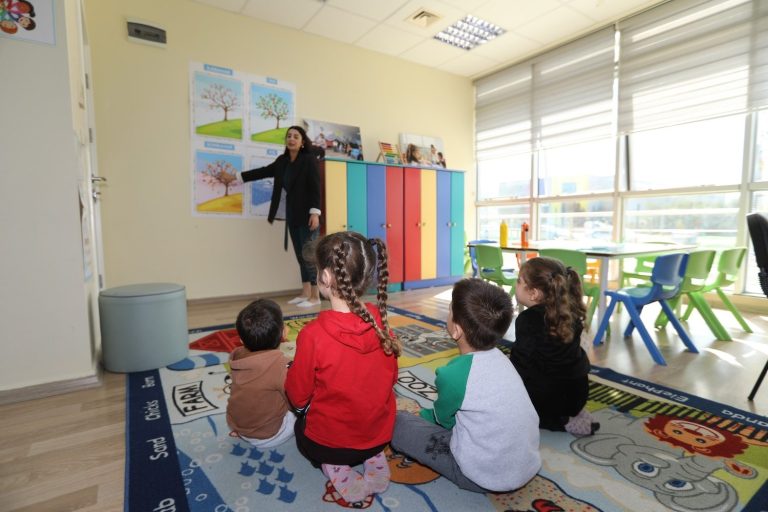 Efes’te tarım işçisi kadınların çocukları Deppo Efes Masal Evi’ne emanet