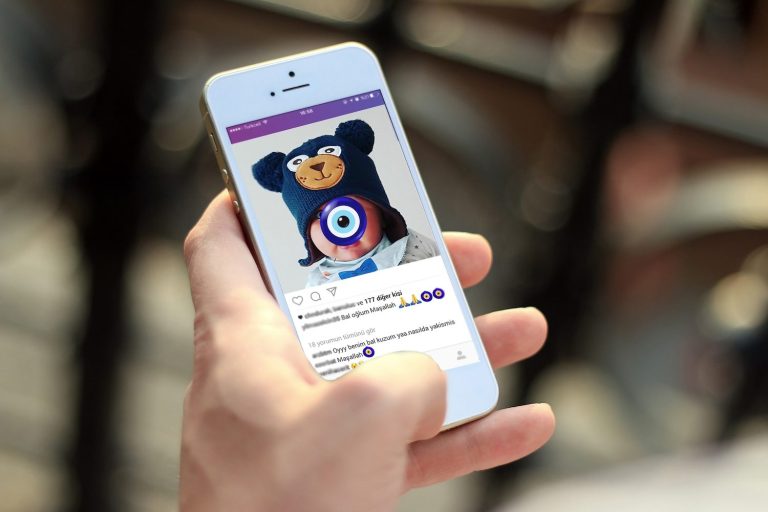 Annelerin kalkanı, e-nazar boncukları olan emojiler