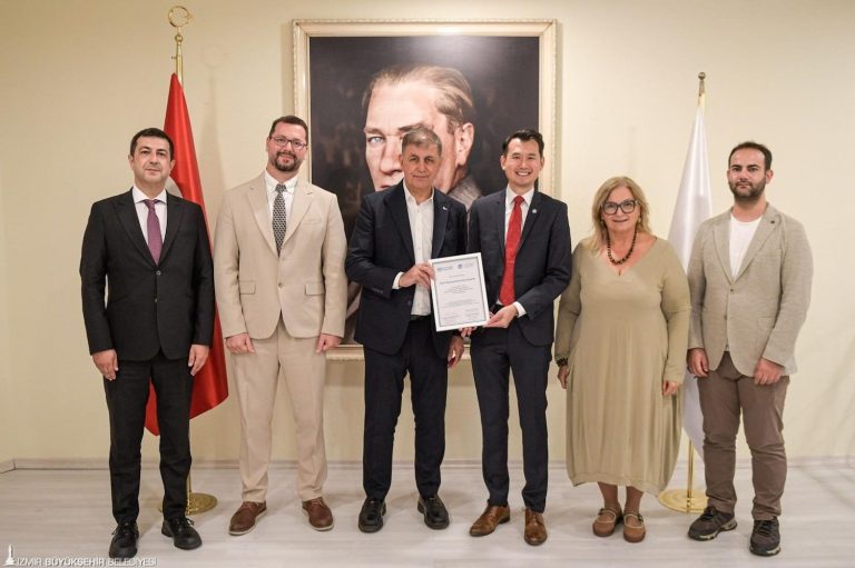 İzmir’in ‘Yaşlı Dostu Şehir’ unvanı tescillendi