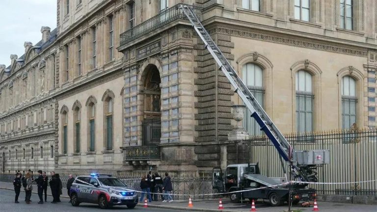Dünyaca ünlü Louvre Müzesi 7 dakikada soyuldu