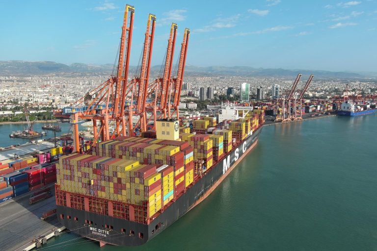 Mersin Limanı, 400 metrelik mega gemiyi karşıladı