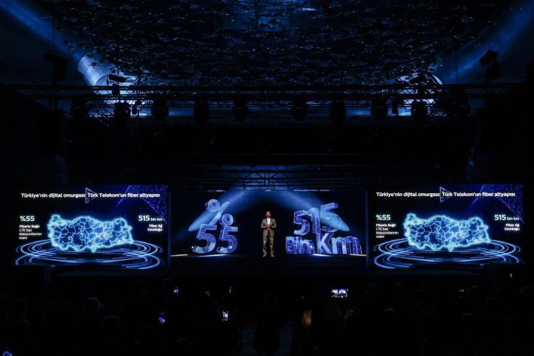 Türk Telekom, 5G hologramla canlı basın toplantısı yaptı