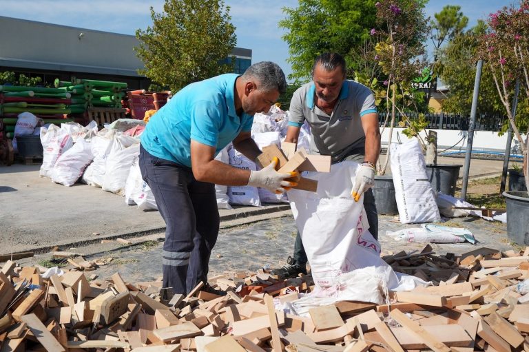 Gaziemir Belediyesi’nden yurttaşlara yakacak odun desteği