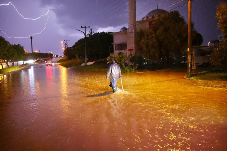 Çeşme Belediyesinden olağanüstü yağışa olağanüstü müdahale