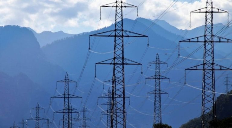Elektrik iletim hatları kışa hazır