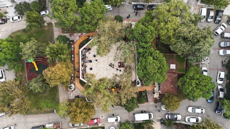 Karabağlar’da parklar yenileniyor, mahalleler güzelleşiyor