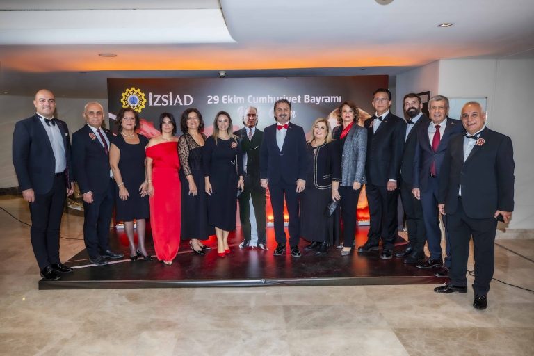 İZSİAD, Cumhuriyet’in 102. yılını kutladı