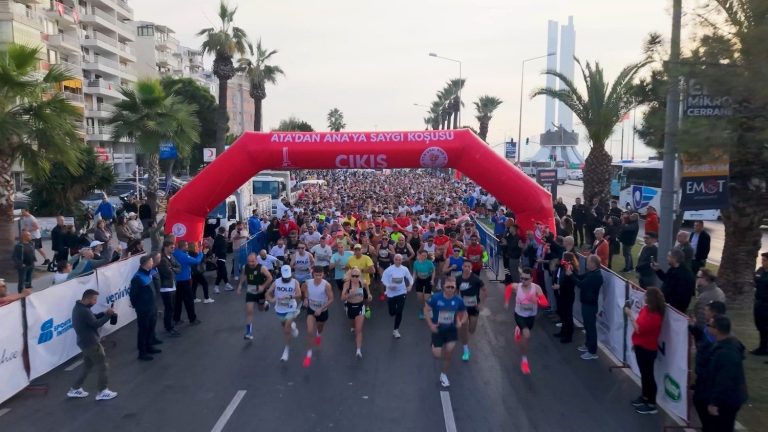 Karşıyaka’da 1500 kişi Ata’dan Ana’ya koştu