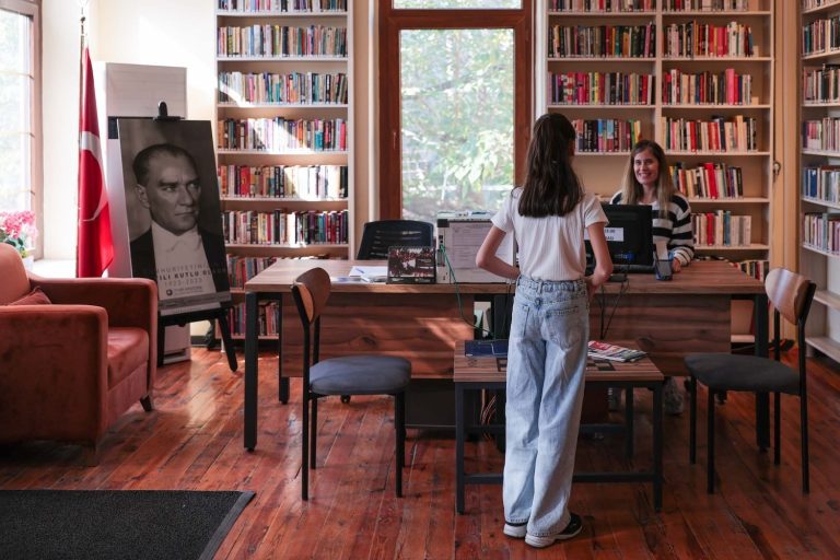 Buca’daki tarihi köşk çocuklar için bilgi yuvası oldu