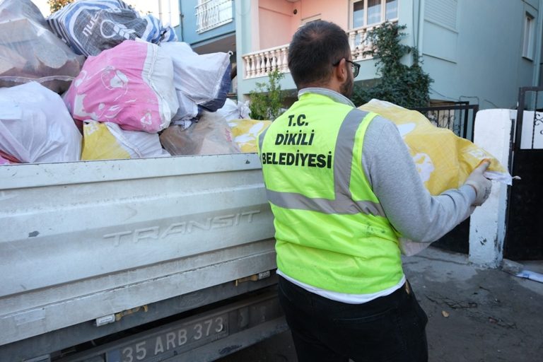 Dikili Belediyesi ihtiyaç sahibi vatandaşların yanında