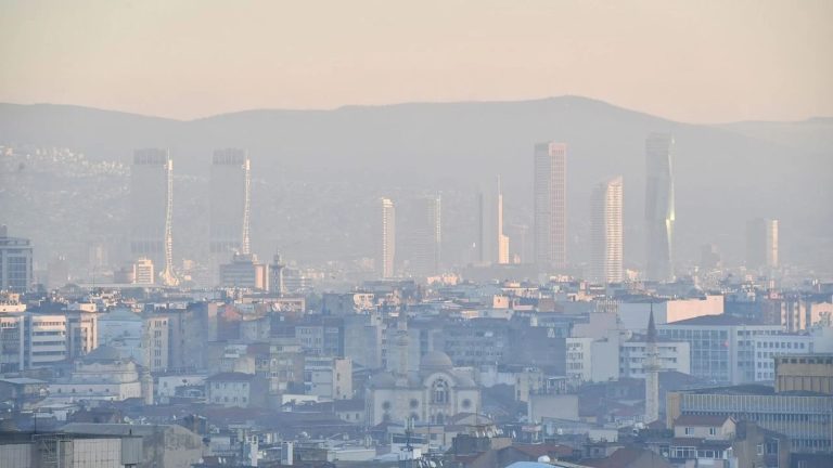 İzmir’de bugün puslu hava hakim