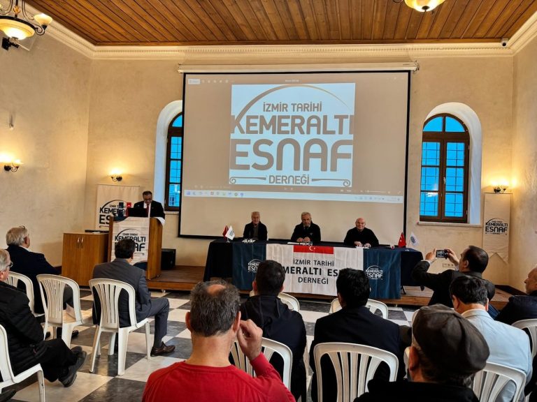 İzmir Tarihi Kemeraltı Esnaf Derneği’nde Semih Girgin güven tazeledi