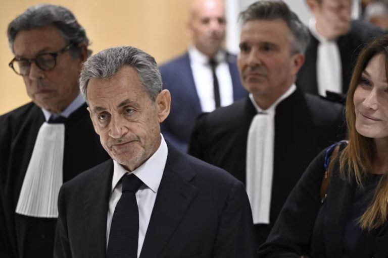 Eski Fransa Cumhurbaşkanı Sarkozy şartlı serbest bırakıldı