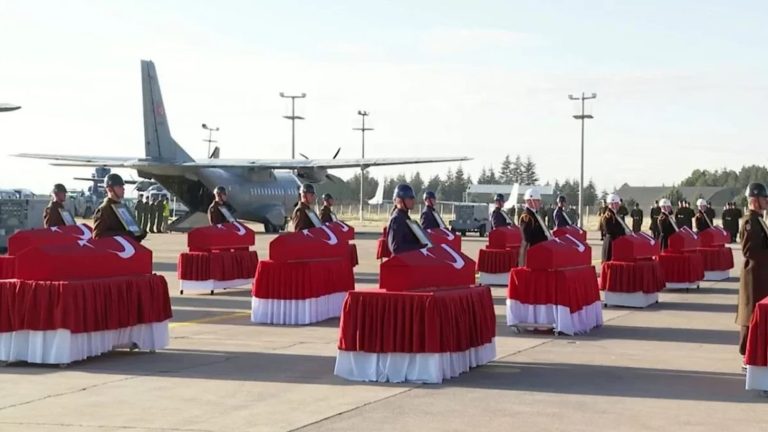 Düşen uçakta şehit olan askerlerin naaşları Türkiye’ye getirildi