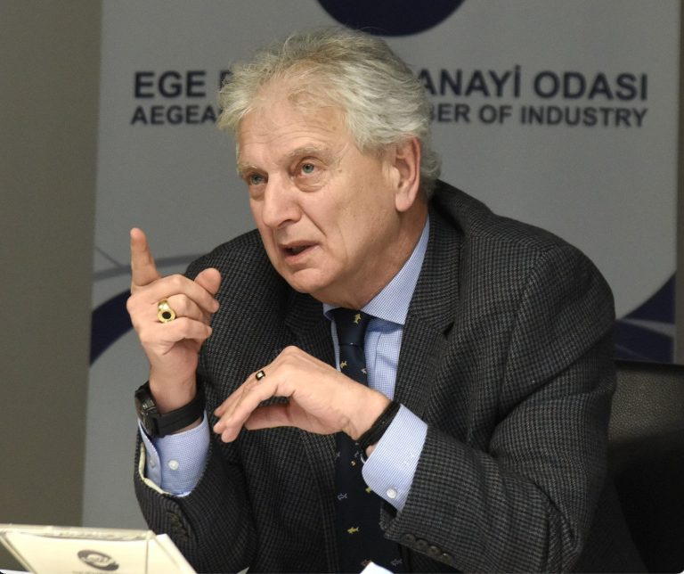 “Zorlu ulusal ve küresel koşullara rağmen ekonomi büyümeye devam ediyor”